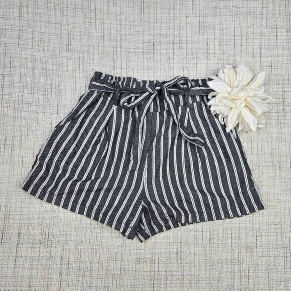 5/$25 Ci Sono Striped High Waisted Gray White Tie Waist Shorts‎ Size Small